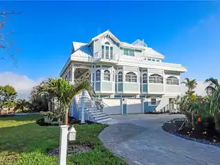 Remodeled Home in Exclusive Victoria Cove