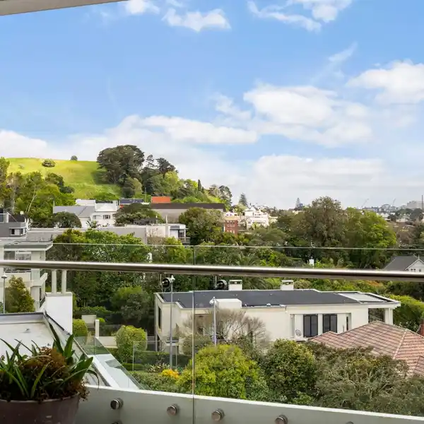 PENTHOUSE LIVING IN THE HEART OF REMUERA