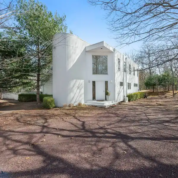 BRIGHT AND OPEN CONTEMPORARY HOME FOR RENT