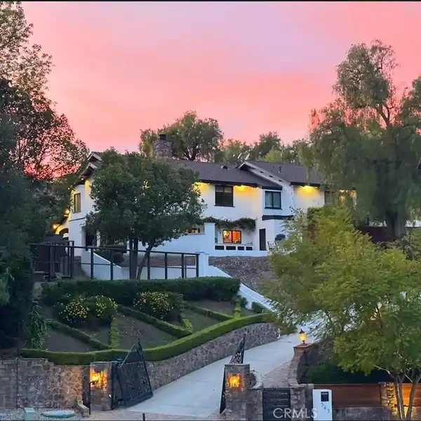 STUNNING ESTATE IN EQUESTRIAN HILLS