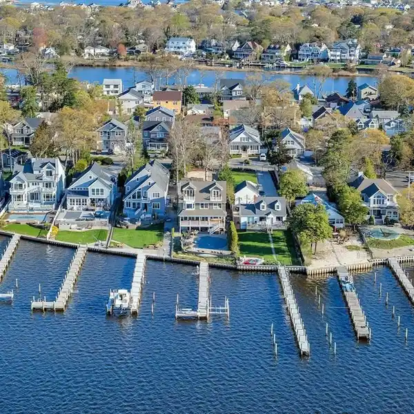 DREAM HOME ON THE WATER