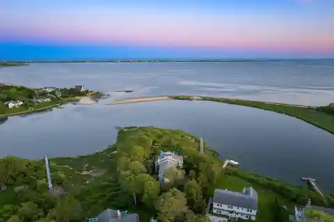 Unique Property on a Quiet Peninsula