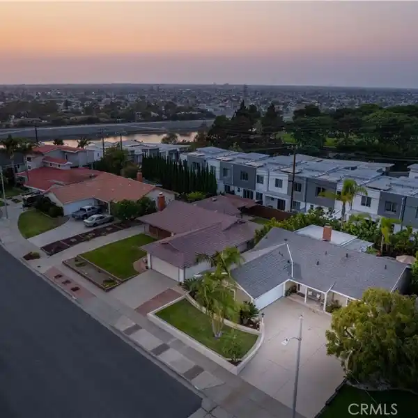 STUNNING HOME IN THE DESIRABLE COSTA MESA BLUFFS COMMUNITY