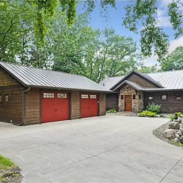 LAKEFRONT LUXURY RETREAT WITH PANORAMIC VIEWS