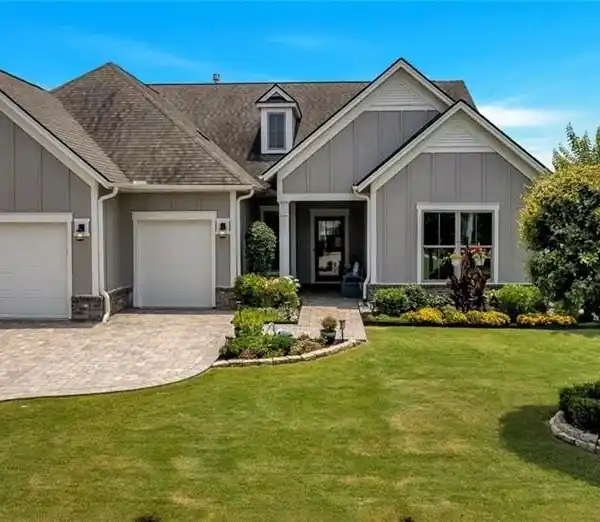 BEAUTIFULLY DETAILED HOME NEAR AMENITIES