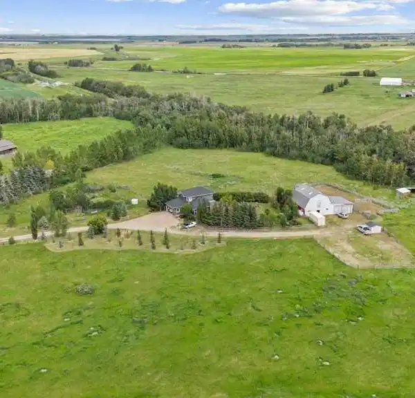 COUNTRY LIVING MEETS STYLE ON 24 ACRES