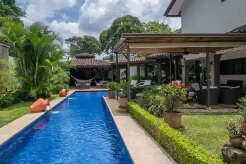 Contemporary Charm Meets Garden Bliss