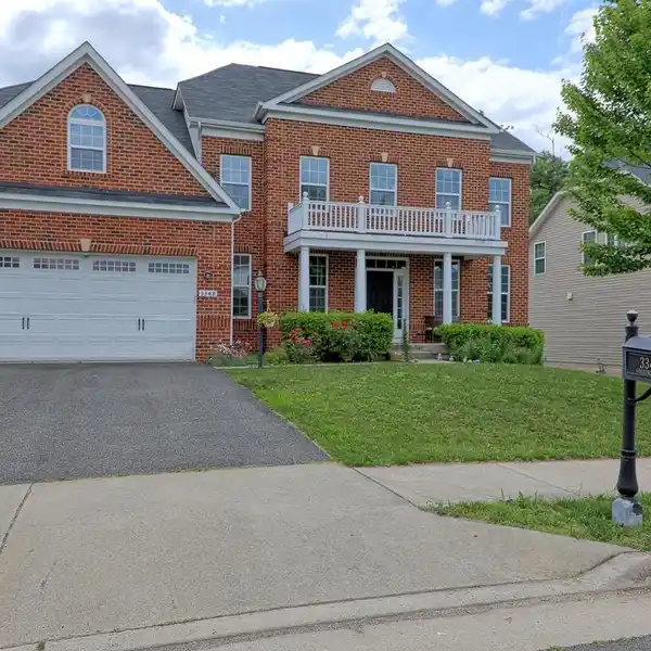 SPACIOUS ELEGANCE IN EAGLE’S POINTE