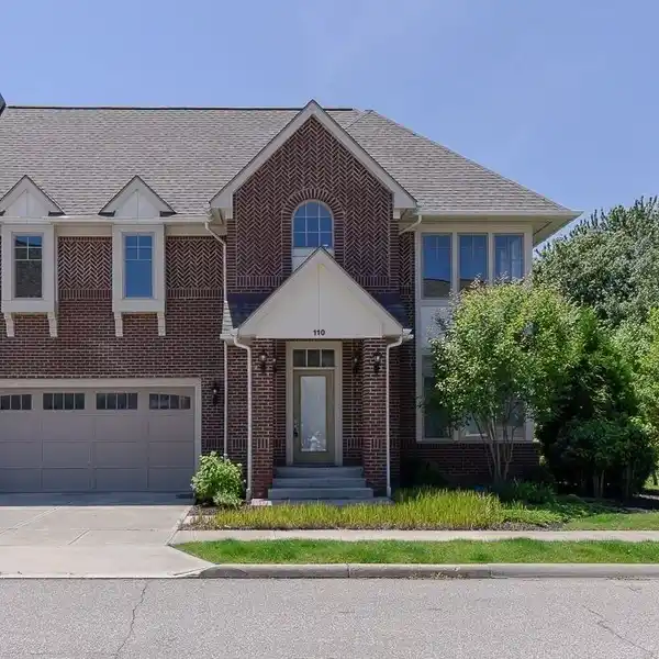 GRACIOUS HOME IN CROCKER PARK