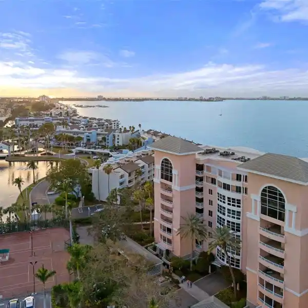 LUXURIOUS TOP-FLOOR PENTHOUSE AT BACOPA BAY