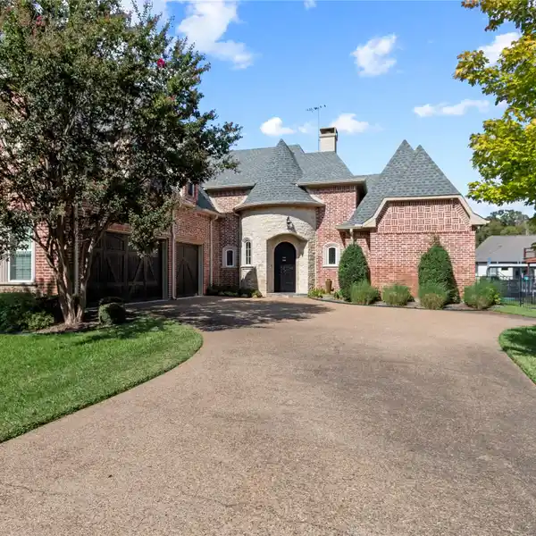 LUXURIOUS HOME ON SOUGHT-AFTER CEDAR CREEK LAKE