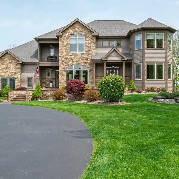 CAPTIVATING HOME IN AN EXCLUSIVE NEIGHBORHOOD