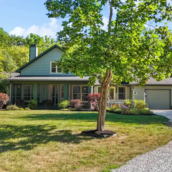 WELCOMING RESIDENCE ON FIVE BEAUTIFUL ACRES
