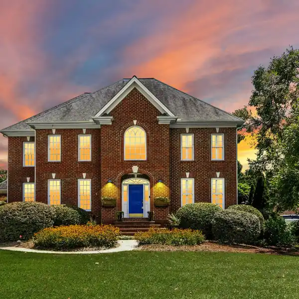 ELEGANT FAMILY HOME WITH GOURMET KITCHEN