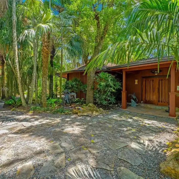 UNIQUE COMPOUND IN A LUSH SETTING