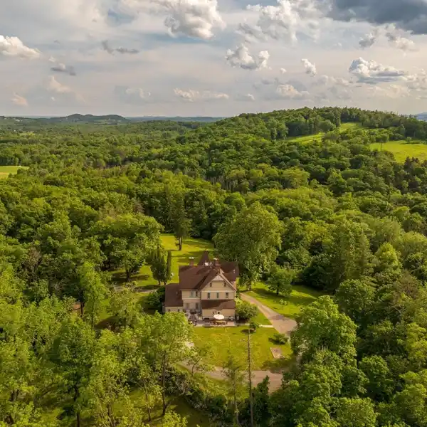MAGNIFICENT ESTATE IN PICTURESQUE HUDSON