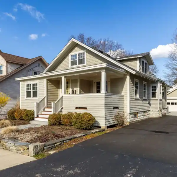 BEAUTIFULLY RESTORED BUNGALOW