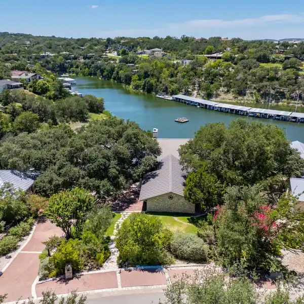 TRANQUIL LAKE TRAVIS RETREAT WITH PRIVATE DOCK