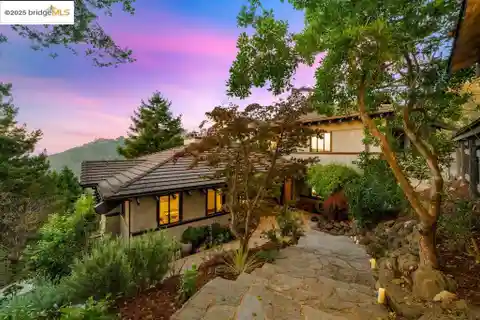 Beautiful Mid-Century Retreat with Bay Views & Privacy