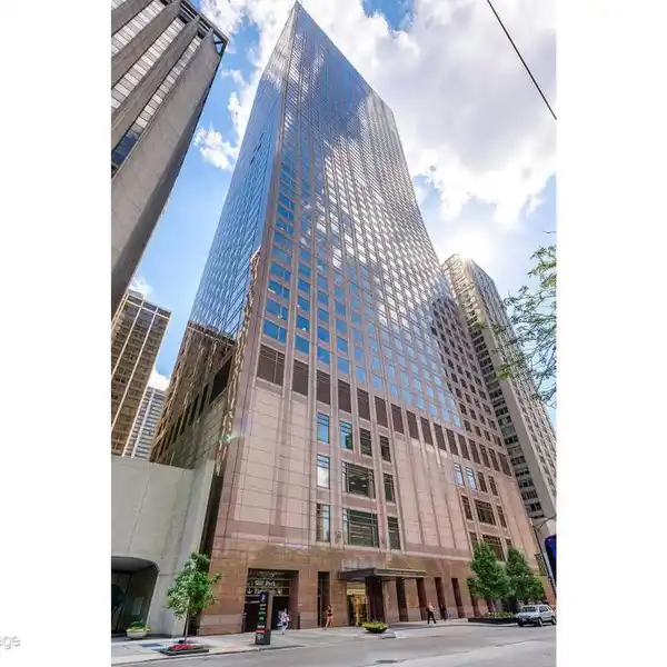 MAGNIFICENT MILE LUXURY WITH ENDLESS LAKEFRONT VISTAS