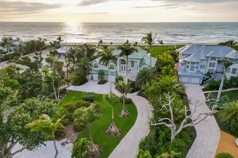 Meticulously Refined Gulf-Front Estate