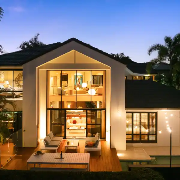 STRIKING LUXURY RESIDENCE