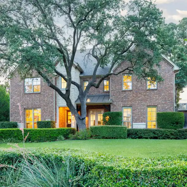 BEAUTIFULLY UPDATED PRESTON HOLLOW RETREAT WITH OUTDOOR OASIS