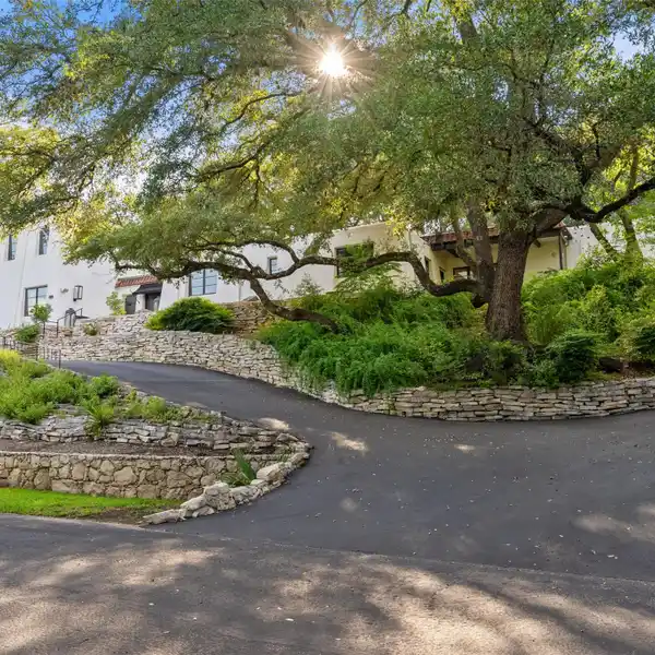 RARE ESTATE-TYPE PROPERTY IN LAKEWAY