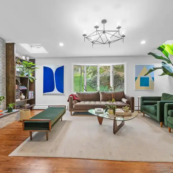 INDOOR COMFORT WITH AN EXCEPTIONAL OUTDOOR RETREAT