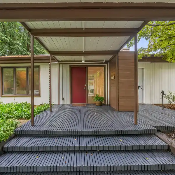 STYLISH MID CENTURY MODERN RETREAT