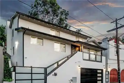 Stunning Newly Renovated Modern Beauty