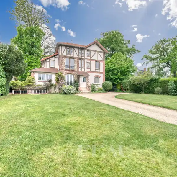 SPACIOUS FAMILY HOME BY SAINT-CLOUD PARK