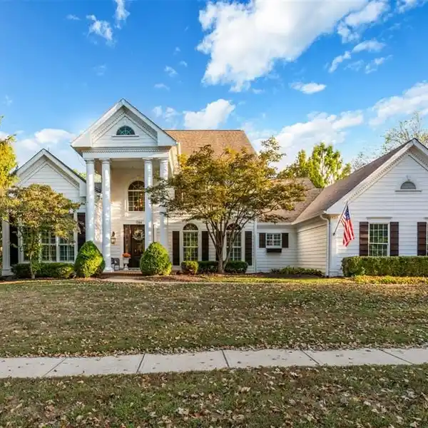 IMPRESSIVE HOME IN SOUGHT-AFTER GREYSTONE MANOR