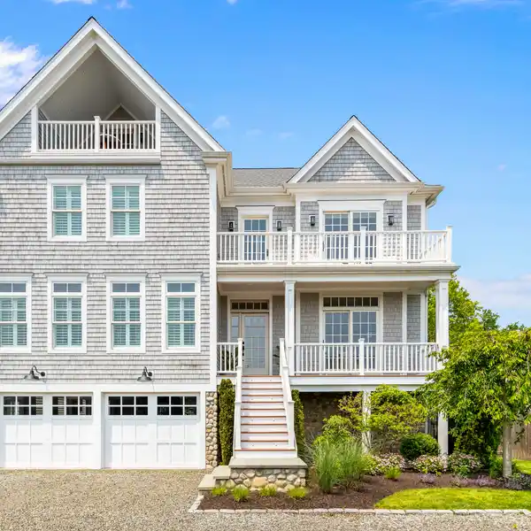 A HAMPTONS RETREAT IN FAIRFIELD COUNTY