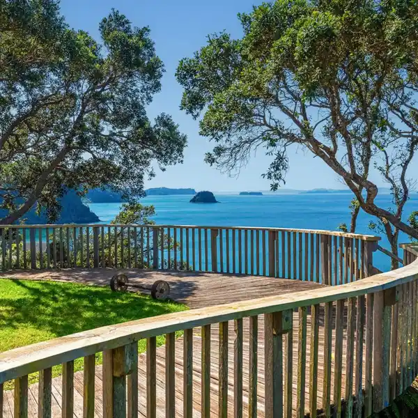 TE RAKAU - ENCHANTING COASTAL HAVEN