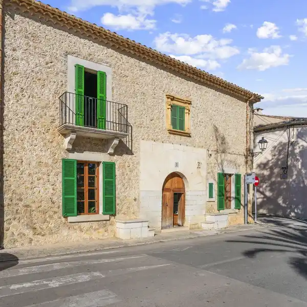 HISTORIC TOWNHOUSE IN THE CENTER OF MANCOR DE LA VALL