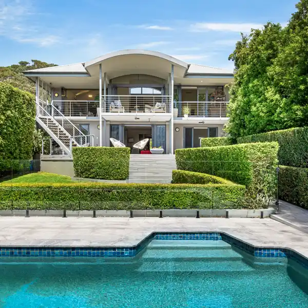 IMPRESSIVE ARCHITECTURALLY DESIGNED RETREAT