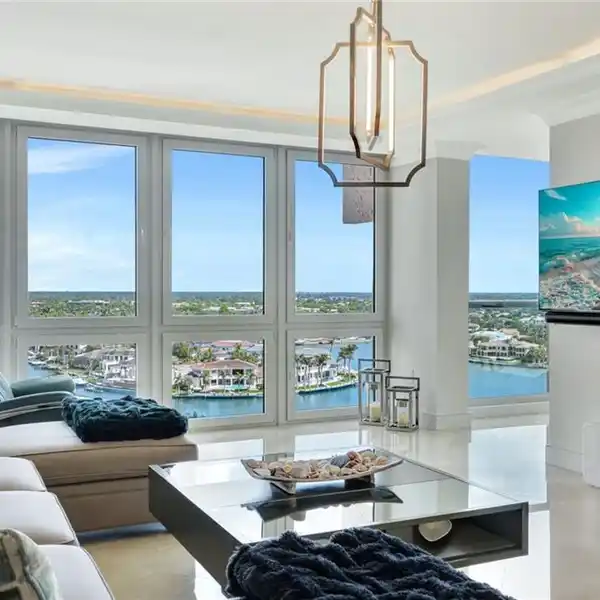 ELEGANT AND CHIC PENTHOUSE CONDO
