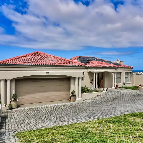 STRIKING HOME IN EXCLUSIVE BERGHOF ESTATE