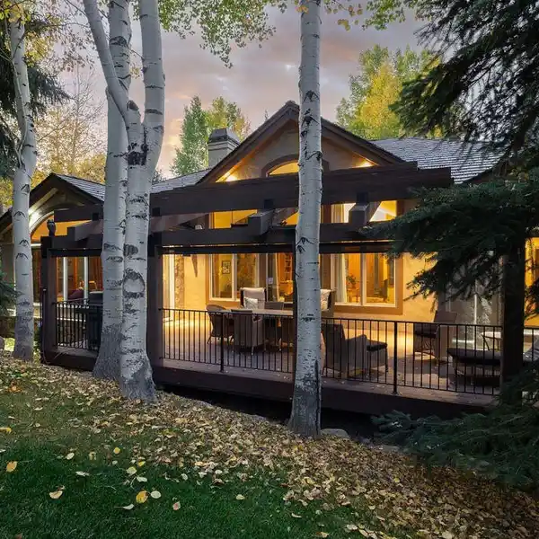 CAPTIVATING RESIDENCE IN A LUSH SETTING