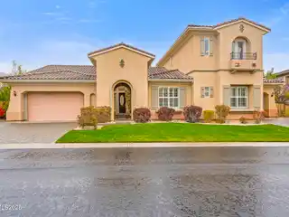 Spacious and Meticulously Cared-For Residence in Arrowcreek