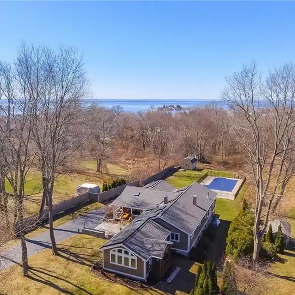 STYLISH AND SPACIOUS EMBANKMENT RANCH