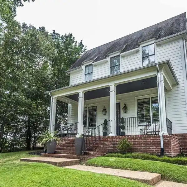 LUXURY LIVING STEPS FROM COLLIERVILLE SQUARE