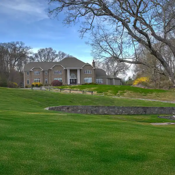 COMFORT AND LUXURY IN EASTON