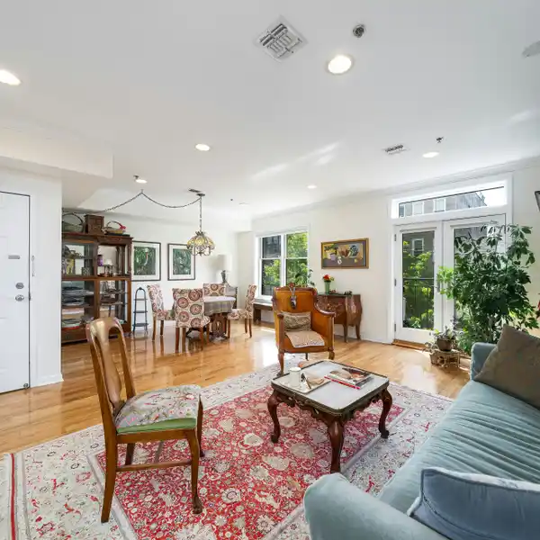 BRIGHT AND BEAUTIFUL CONDO