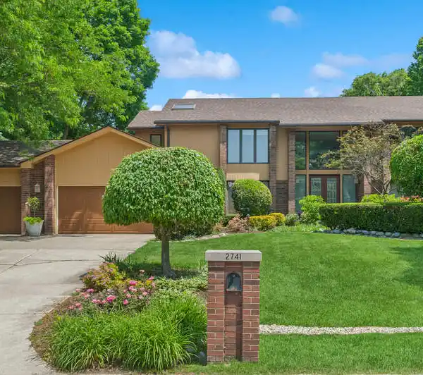 SPACIOUS LUXURY HOME IN SOUGHT-AFTER STERLING GREEN