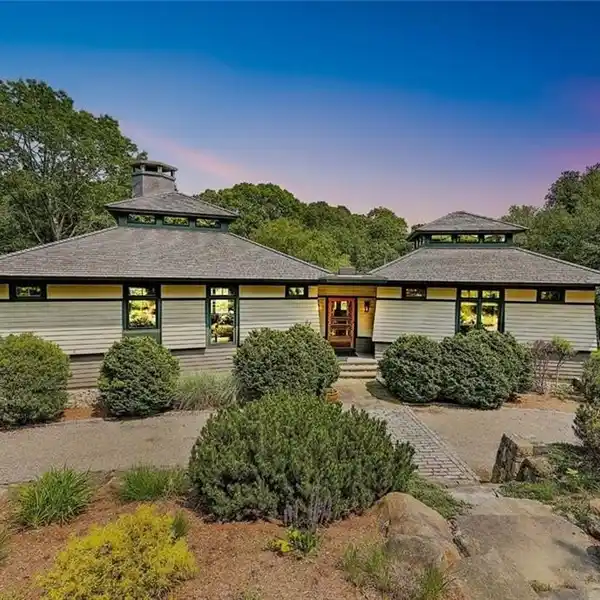 EXCLUSIVE RETREAT IN NO BOTTOM POND