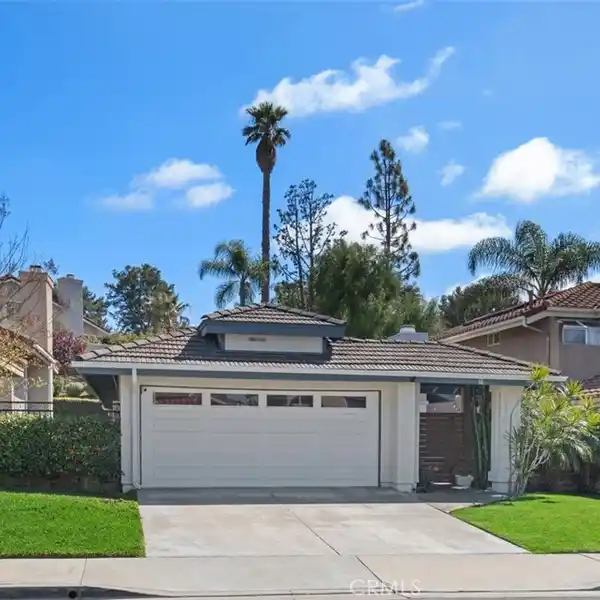 WELL-APPOINTED SINGLE-LEVEL HOME
