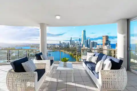 Exceptional Sub-Penthouse in the Pinnacle Building