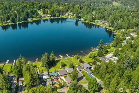 Lakeside Serenity with Everyday Comfort